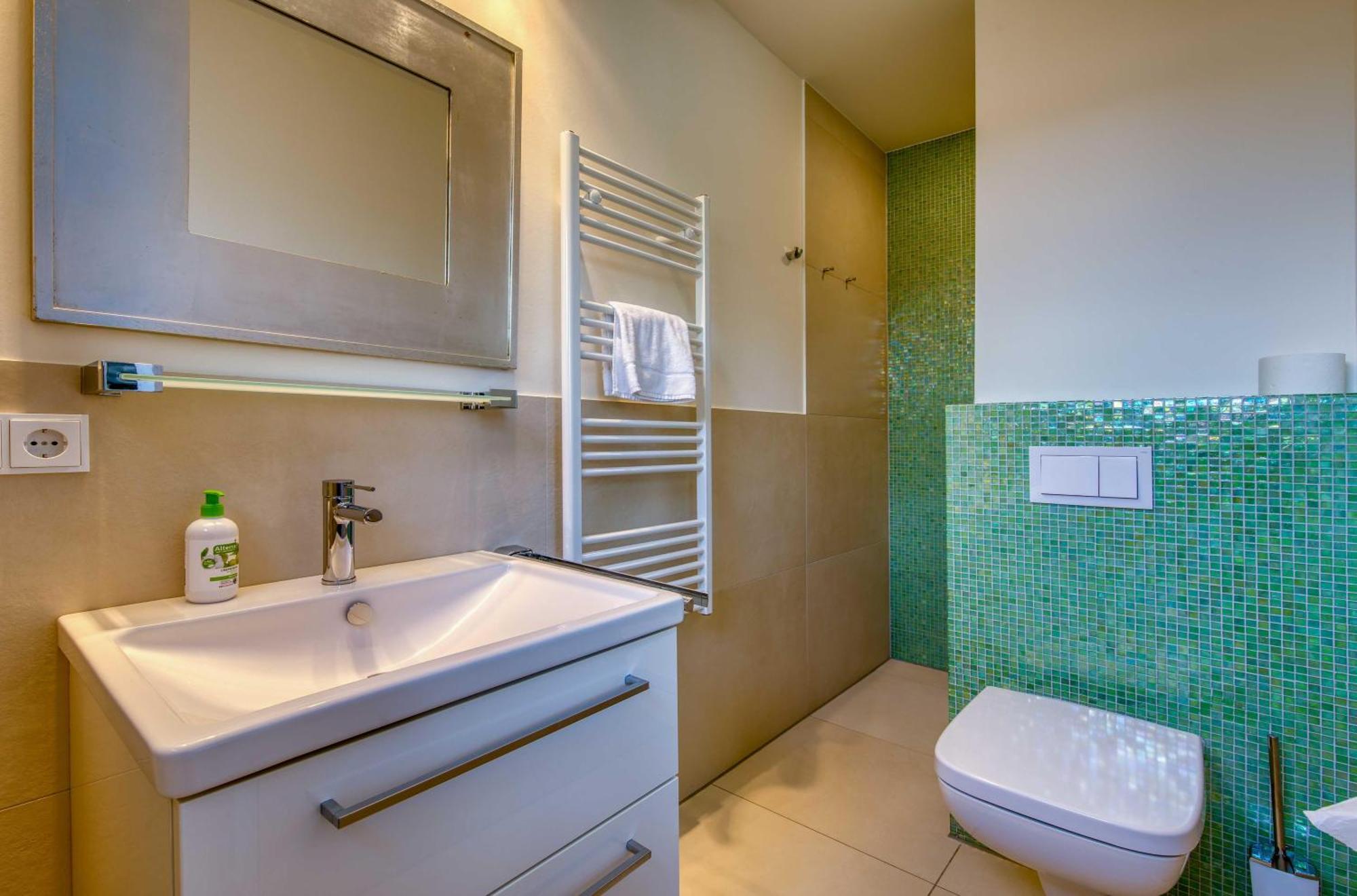 Mueritz Utkiek - Apartment Mit Seeblick & Balkon In Der Hafenresidenz Waren  Ngoại thất bức ảnh